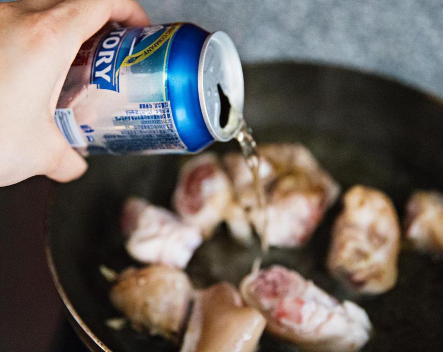 step 3 Put the prepared pig foot into a pot, add Beer (1 cup).