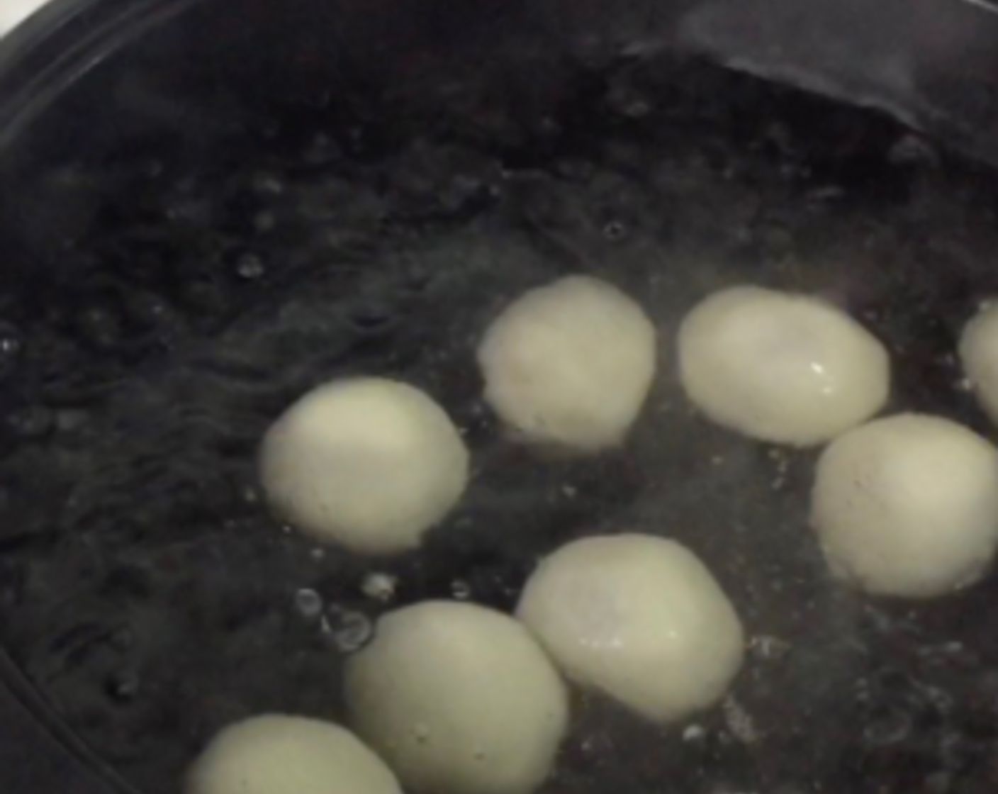 step 24 Let them cook for 3 to 5 minutes. When cooked, the glutinous rice balls will float onto the surface of the water.