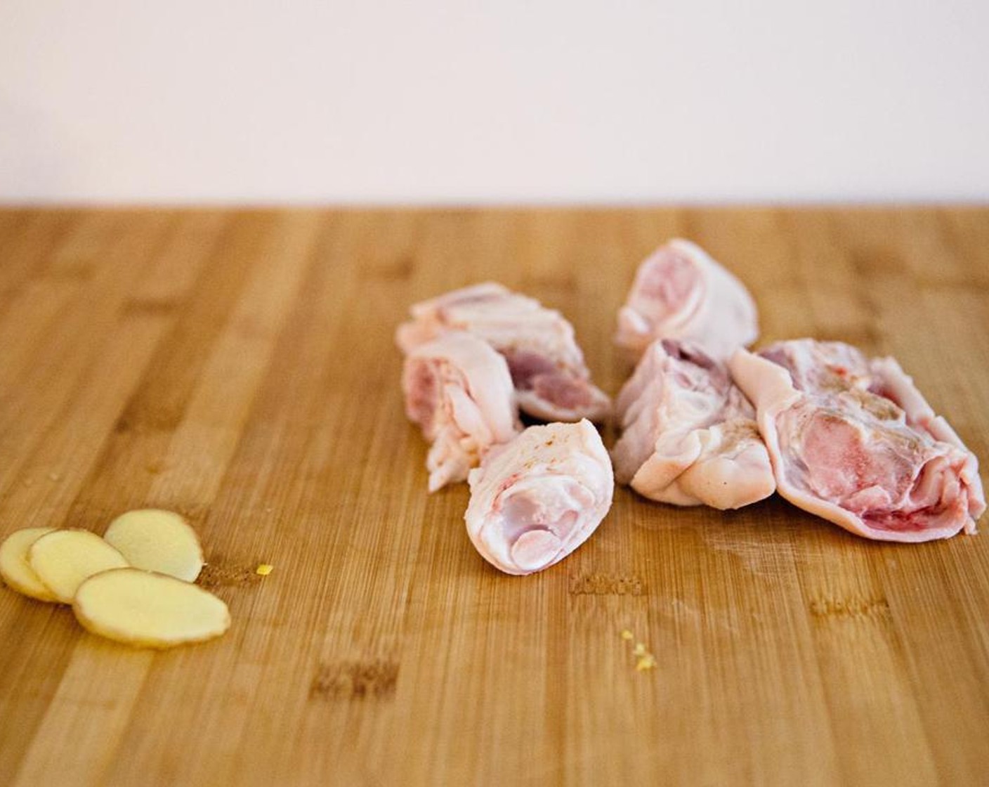 step 1 Clean the Pig's Trotter (1) and slice Fresh Ginger (3 slices).