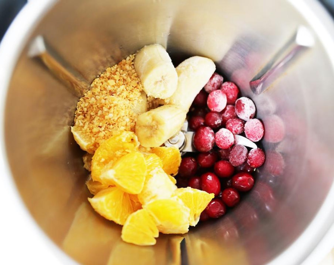 step 1 Add the Frozen Cranberry (1 cup), Banana (1/2 cup), Unsweetened Coconut Flakes (1/3 cup), Oranges (1 1/3 cups), Vanilla Extract (1 1/4 tsp), and Maple Syrup (1 oz) to the jug and blend on Speed 5 for 50 seconds.