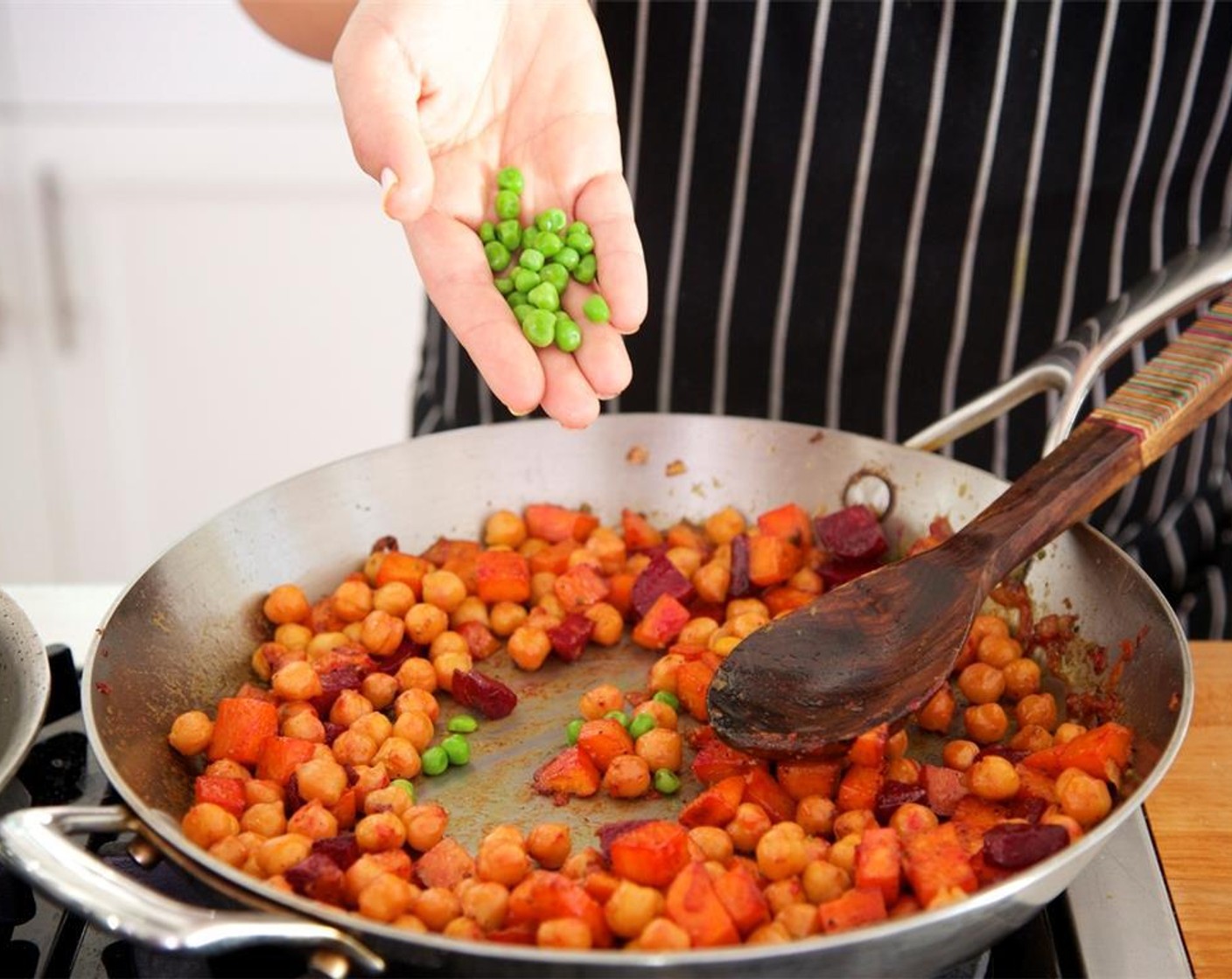 step 13 Add Green Peas (1/4 cup) and half of the curry sauce. Simmer until the sauce is thoroughly heated. Lower heat to low and keep warm until plating.