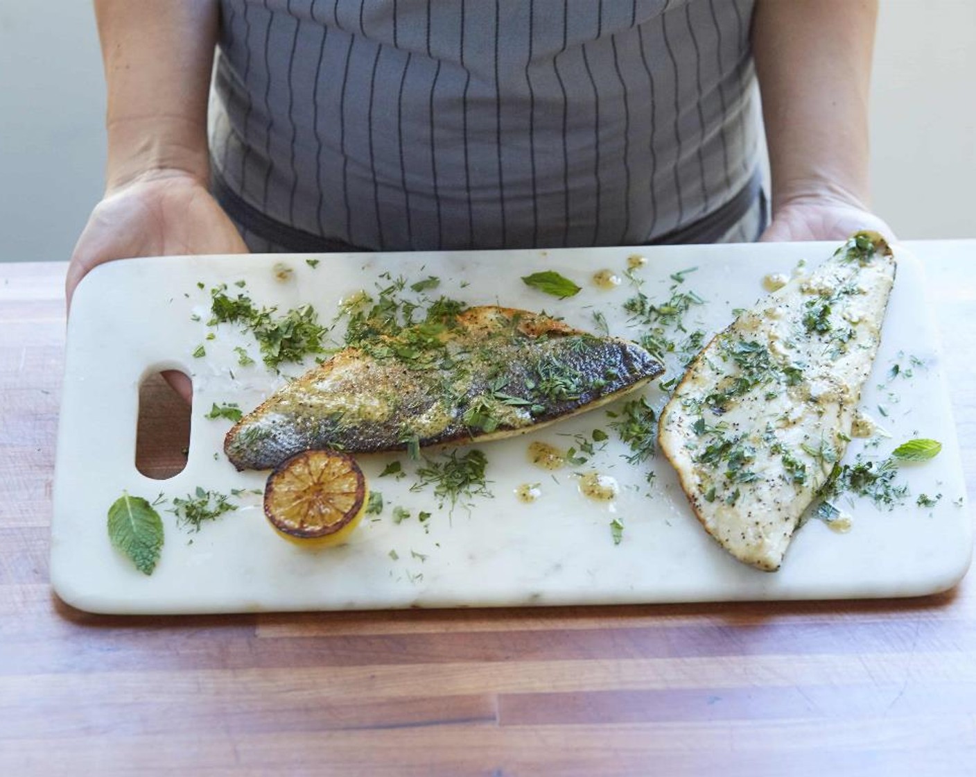 step 6 Drizzle the lemon vinaigrette over the fish, season with a pinch of salt. Sprinkle some garnish.