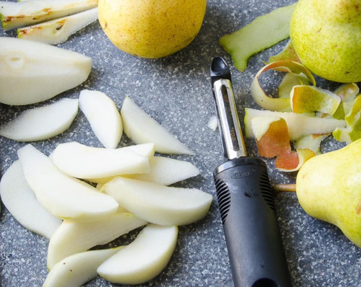 step 4 Peel the Bartlett Pears (5)and halve them with a sharp knife. Cut the halves in half again and remove the core and stem. Cut pears into thin slices lengthwise.