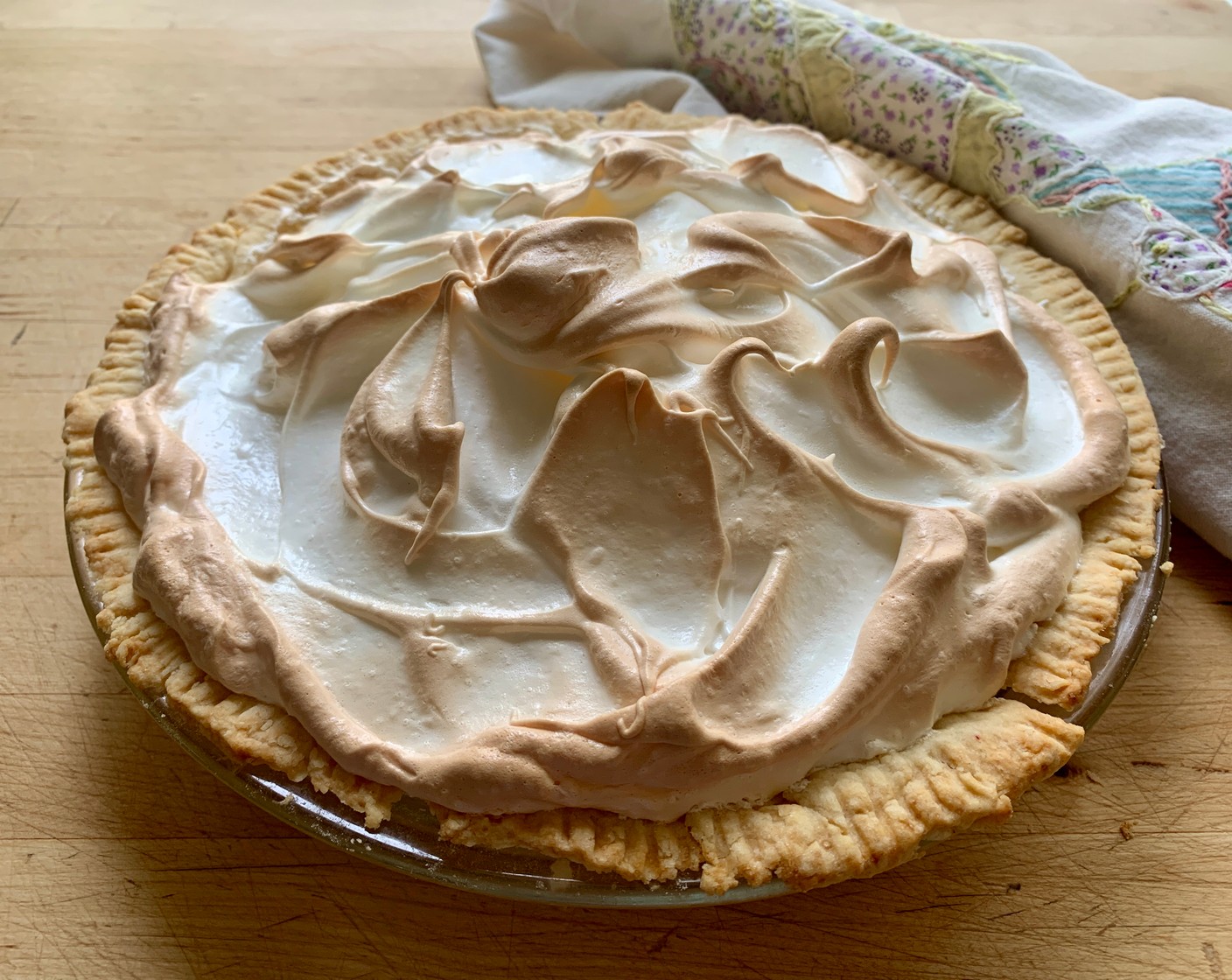 step 11 Reduce the temperature of the oven to 350 degrees F (180 degrees C) and bake the pie for 15 minutes until the meringue is golden.