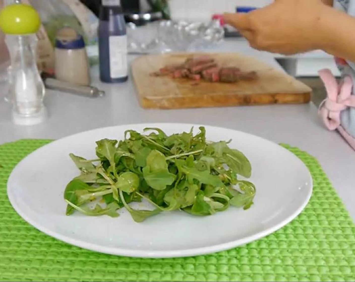 step 5 Once 10 minutes have passed slice the steak in thin strips. To assemble the plate put a handful of Mâche (1 handful) and Arugula (1 handful) in the centre of the plate, season with extra virgin olive oil, sea salt, and black pepper.