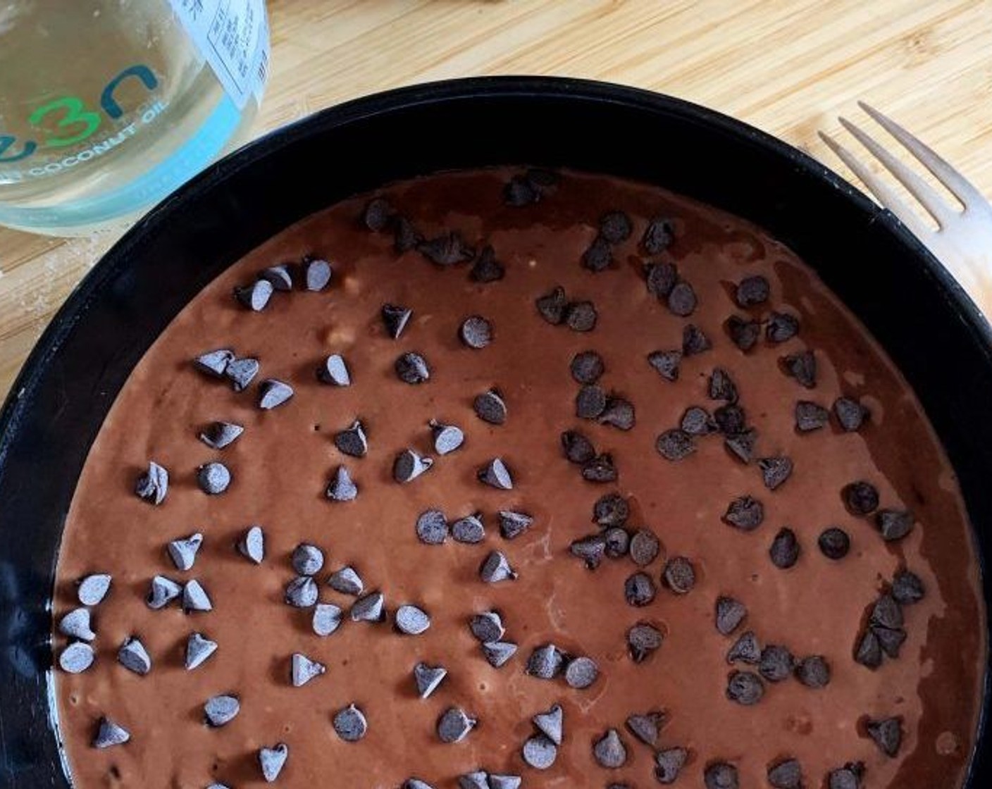 step 4 Pour the batter into a 20 cm cake pan lined with parchment paper, cover the top with Vegan Dark Chocolate Chips (1/3 cup).