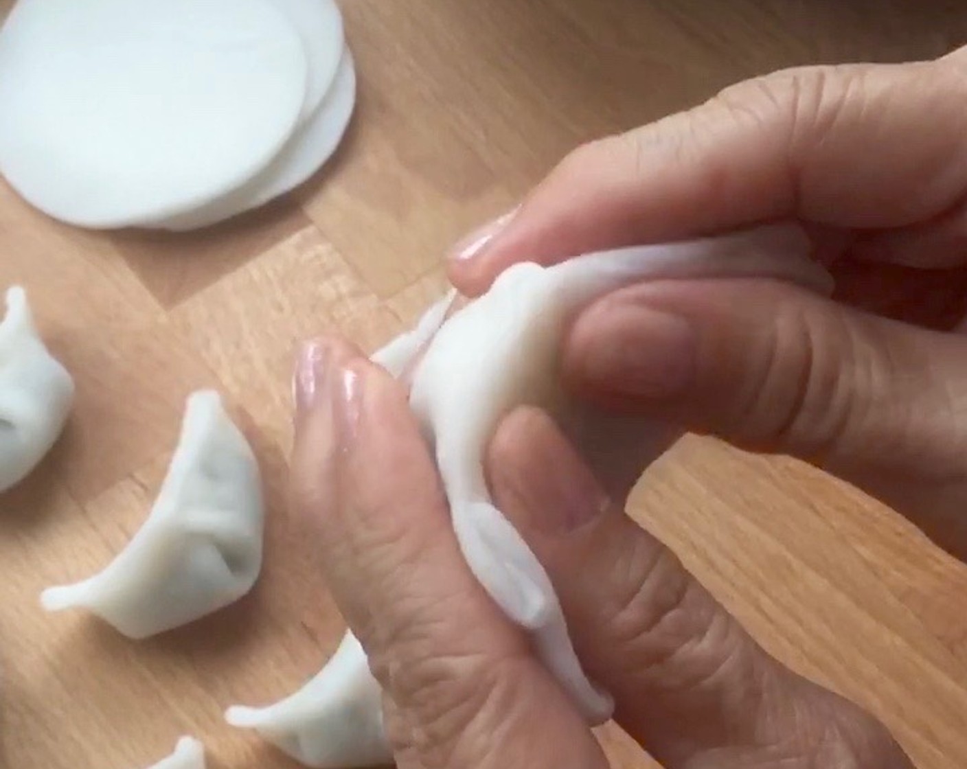 step 23 Press together both sides of chive dumpling to wrapped it up tightly.