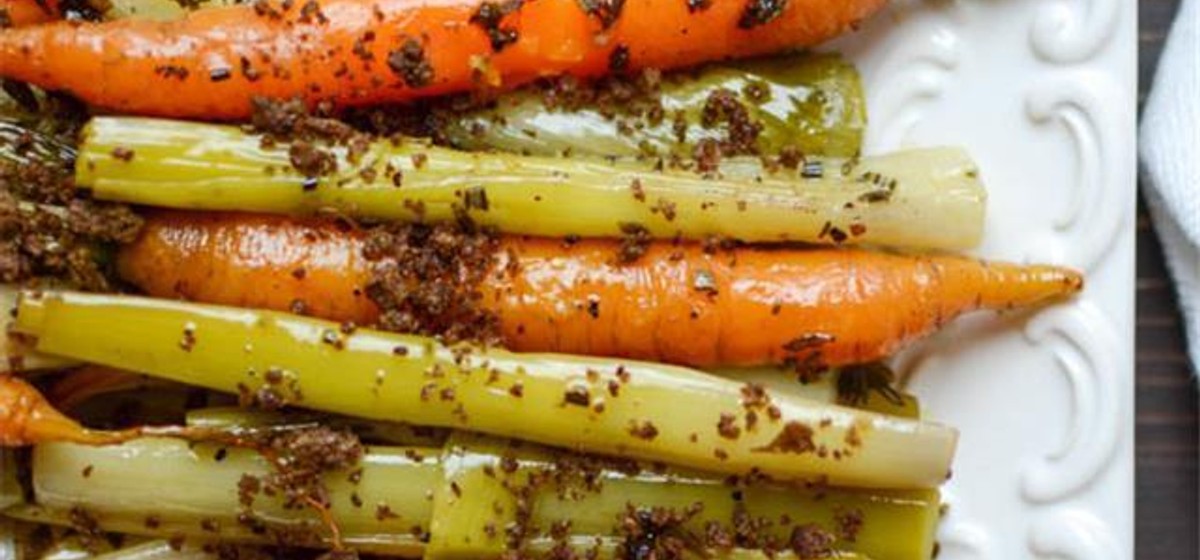 Braised Leeks and Carrots with Toasted Crumble Recipe | SideChef