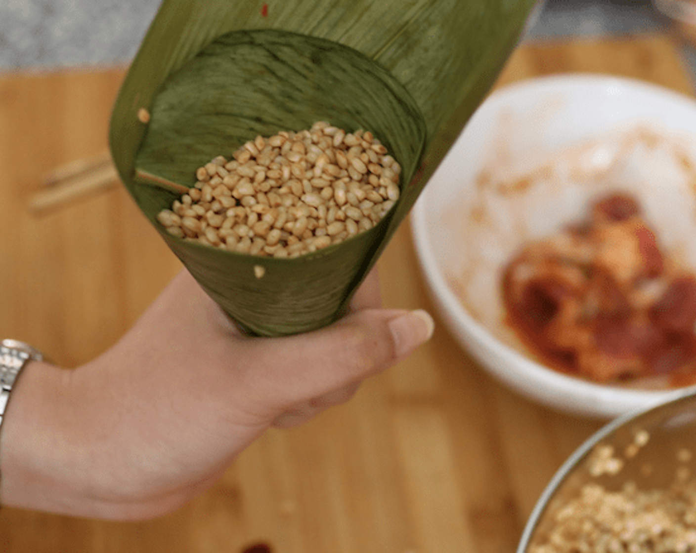 step 10 Finally filled with glutinous rice again, but do not fill the leaf to the top.