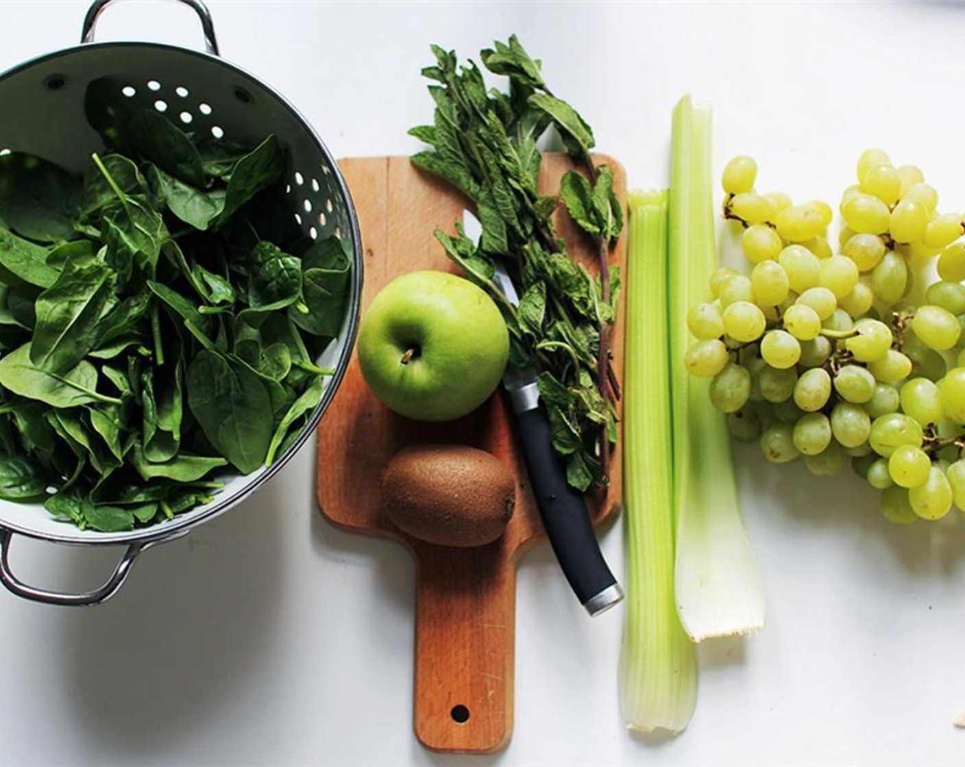 step 1 Cut the Celery (2 stalks) into chunks, the Green Apple (1) into pieces, and peel the Kiwifruit (1). Add cut ingredients, Fresh Mint (1 handful), Fresh Spinach (5 cups) and Grapes (1 pckg)  in a blender and whizz everything up!