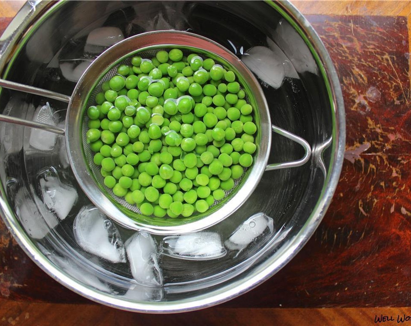 step 3 Bring a medium pot of salted water to a boil, and prepare an ice bath. Put the Frozen Green Peas (7 cups) in the water and cook for 45 seconds to 1 minute.  Strain the peas and put in an ice bath for 30 seconds to stop the cooking process.