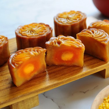 Durian Mung Bean Mooncakes Recipe | SideChef
