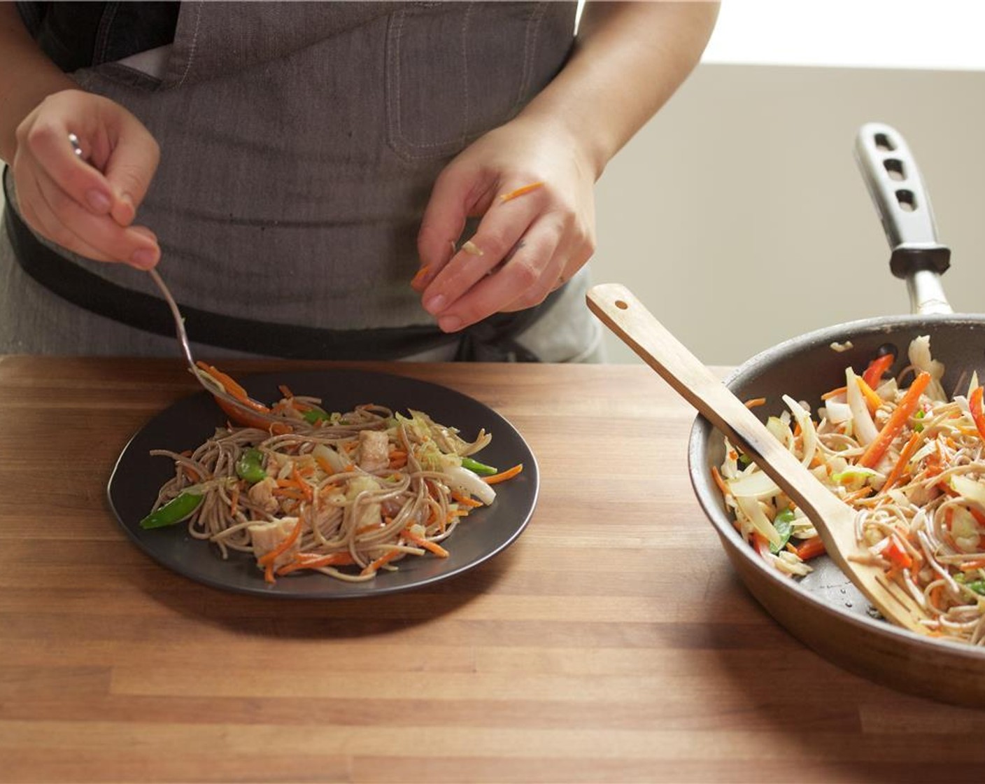 step 15 In the center of two plates, place the yakisoba chicken.