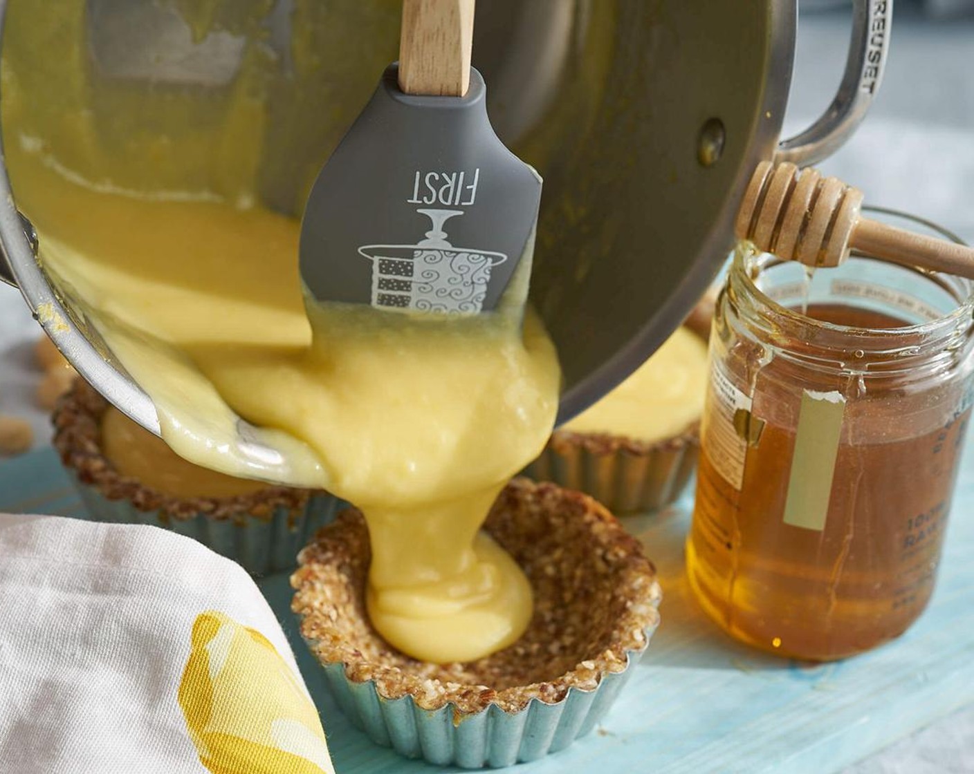 step 5 Once the bottom crust is set, pour the lemon curd mixture into each cup.