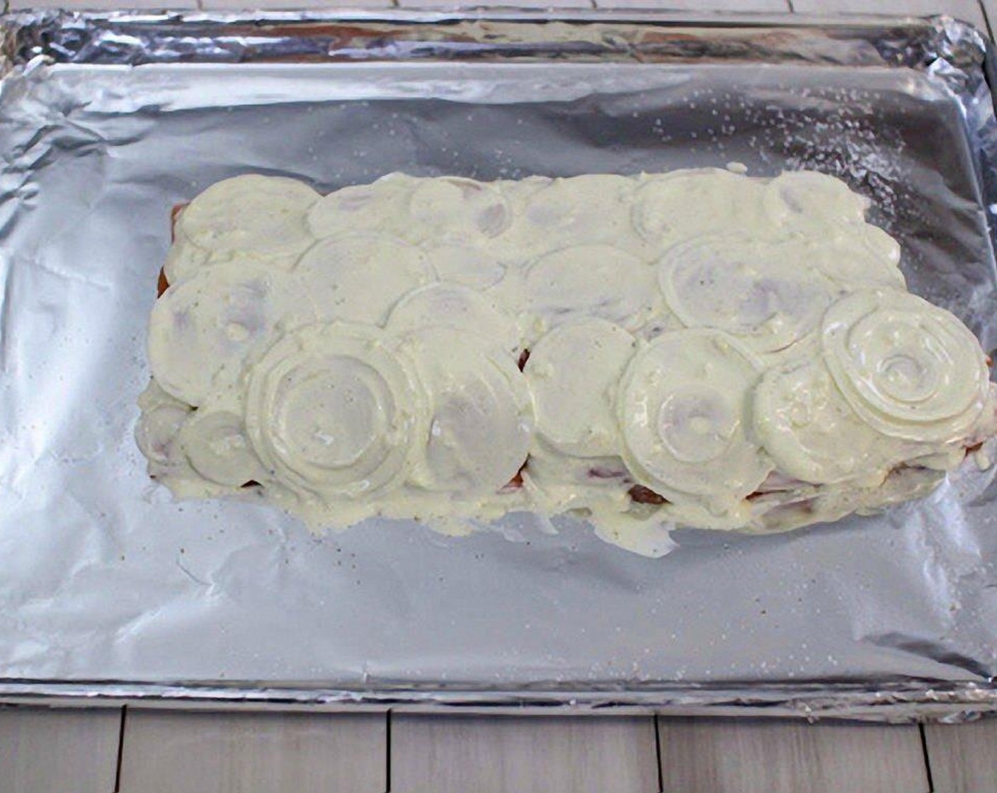 step 5 Cover the surface of the fish with the Onion (1) and creamy mayo mixture and spread it out evenly.