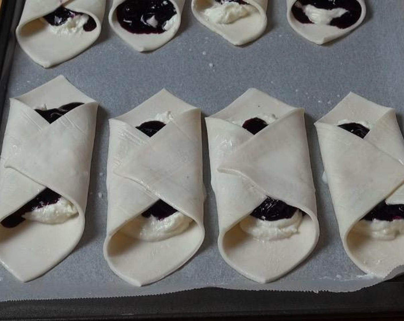 step 6 Place the pastries onto a baking sheet lined with non-stick baking paper. Brush the top of each pastry with Milk (to taste).