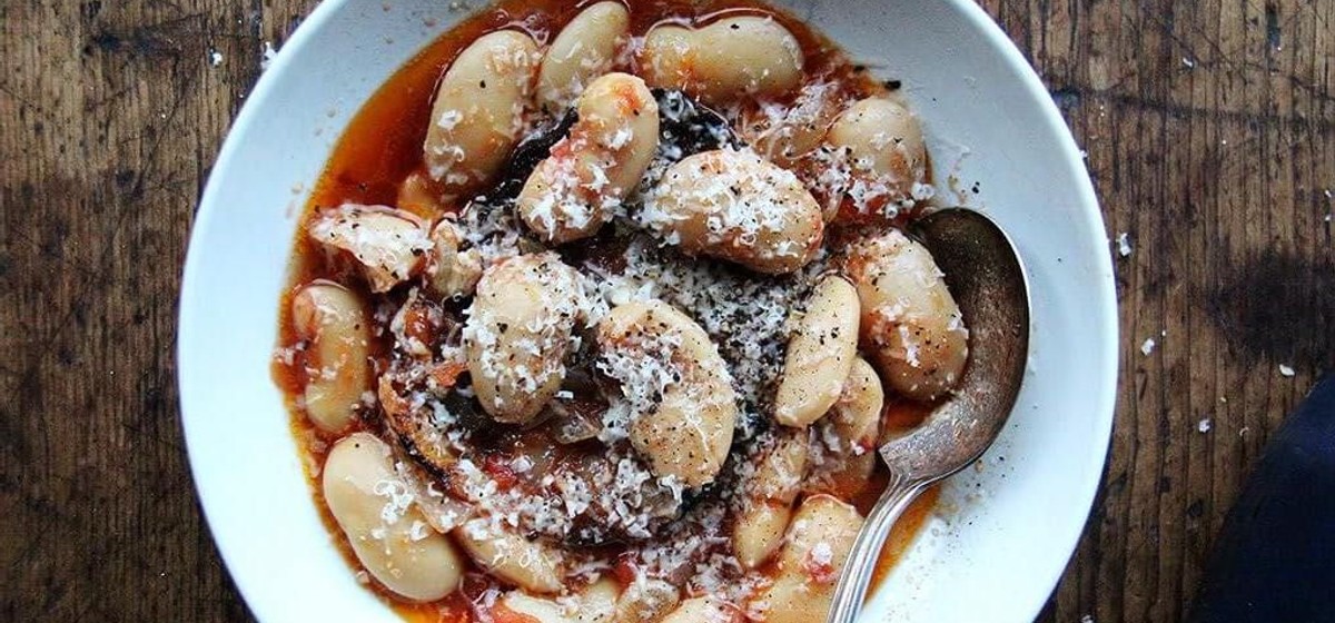 Slow Cooker Gigante Beans with Panecetta and Tomato Recipe | SideChef