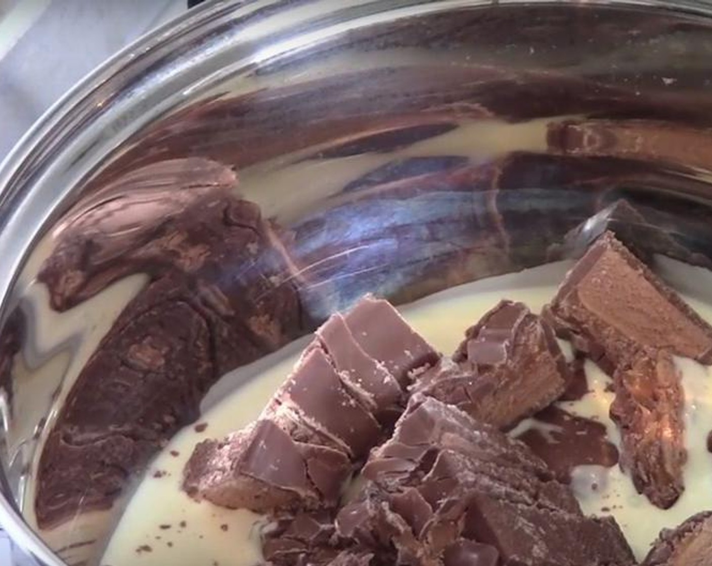 step 1 For the milk chocolate dip: In a saucepa​n, put Whipping Cream (1/3 cup) and Mars® Bar (3/4 cup). Over a low to medium heat, stir them for five to ten minutes. If there are a few lumps in the mix after that, use a whisk to get rid of them. Transfer to a serving bowl and allow to cool.