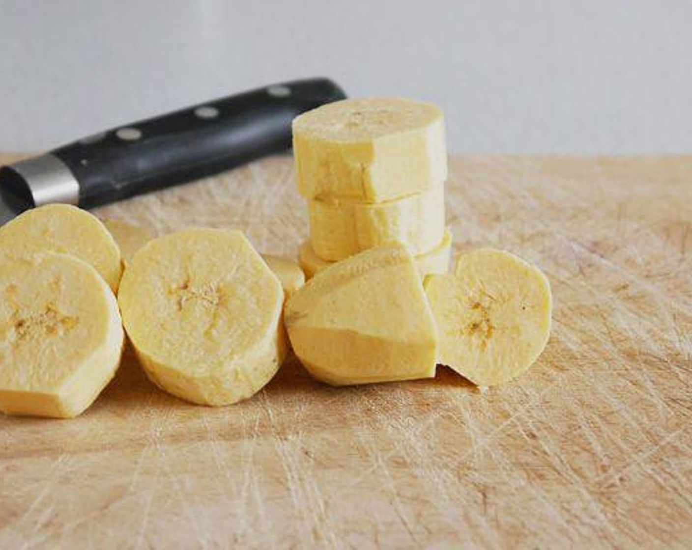 step 2 Slice the plantain in slices of 0.5 centimeters thick.