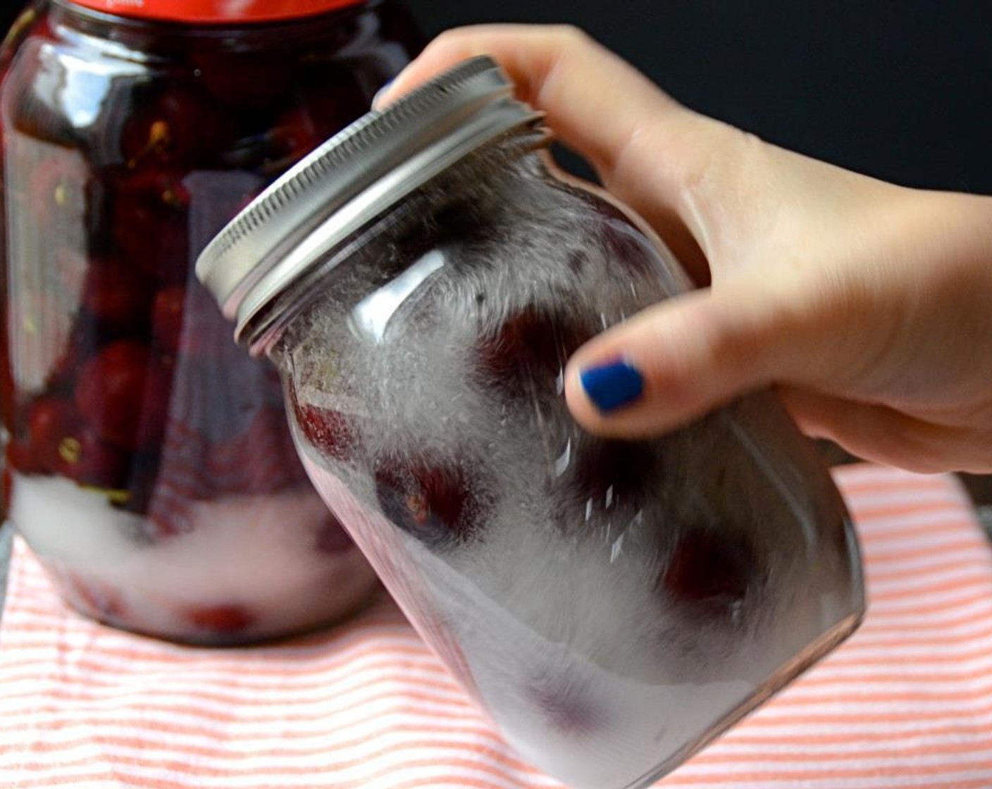 step 5 Shake and roll the jar in your hands until the sugar has dissolved.