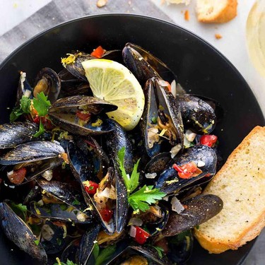 Steamed Mussels with White Wine and Garlic Recipe | SideChef