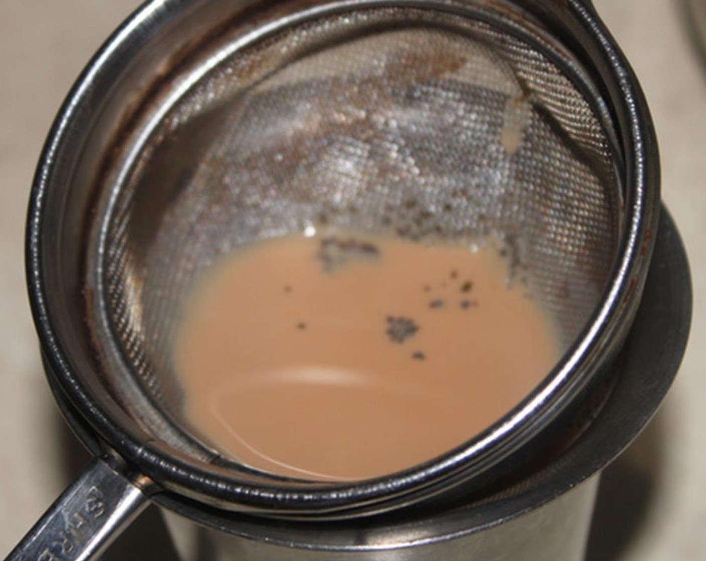 step 4 After the color changes, filter the tea using a strainer.