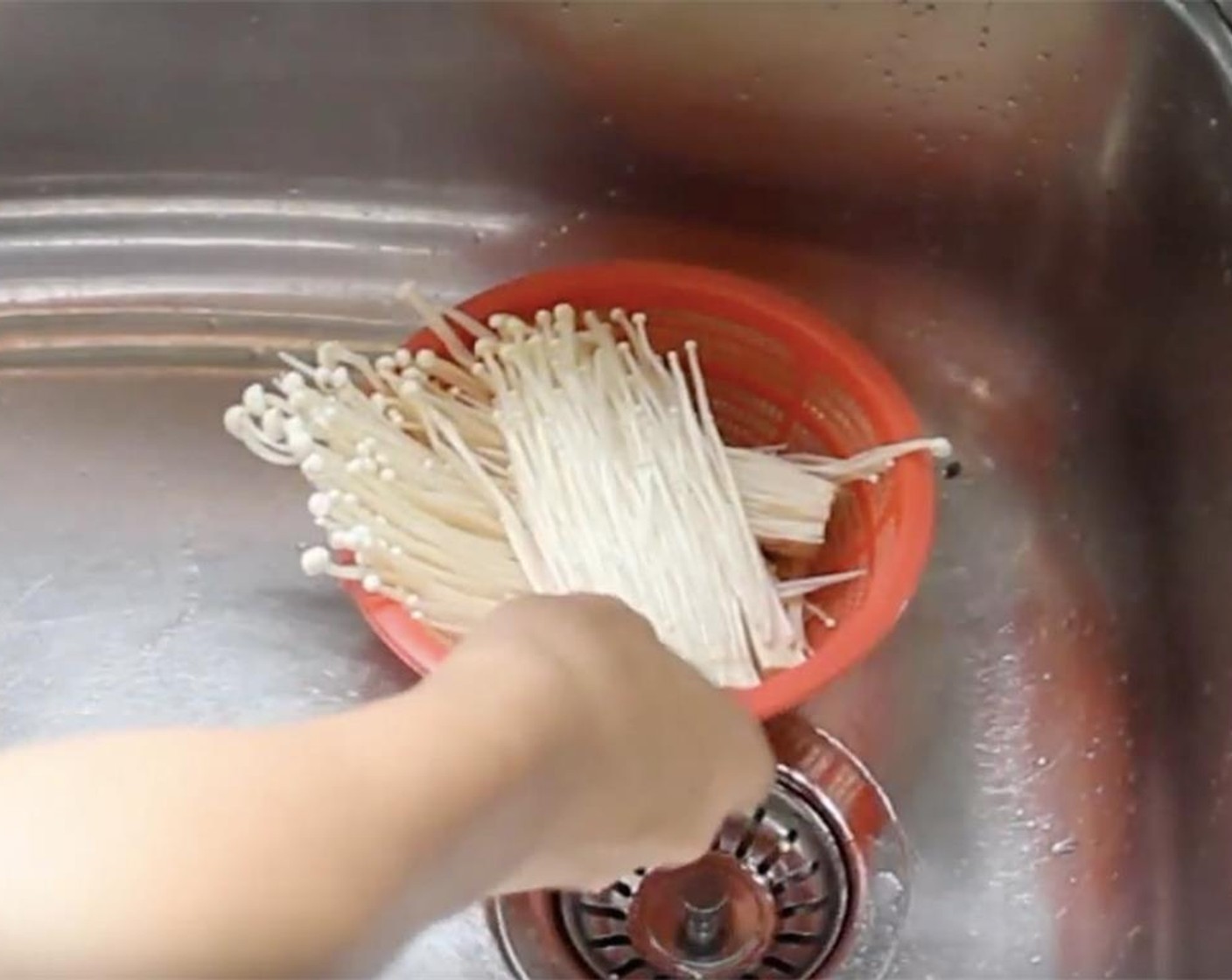 step 1 Remove the roots and wash the Enoki Mushrooms (6 1/4 cups). Drain well.