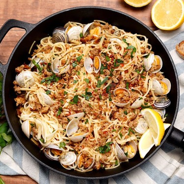 Clam Aglio e Olio with Garlic Bread Crumbs Recipe | SideChef