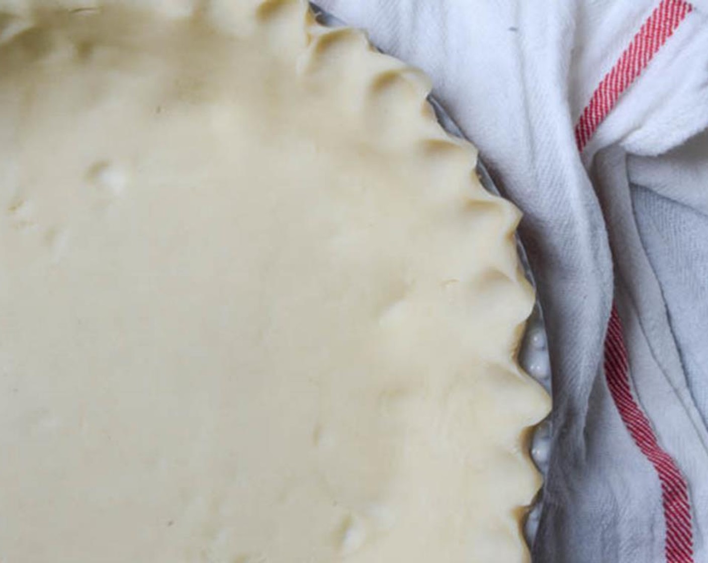 step 2 Arrange the 9-inch Pie Crust (1) in a pie pan, pressing firmly on the bottom and sides of the pan. Fold any overhanging edges of the pastry under itself and using your fingers or the tines of a fork, press the edges to form a decorative rim.