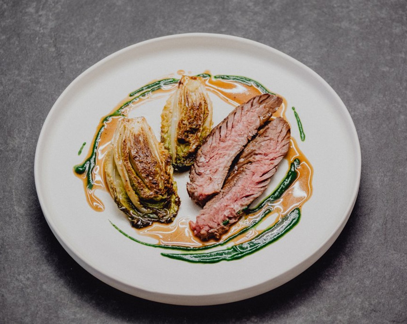 Handselected Veal Hanging Tender mit Romana und Spinatcreme Rezept | V ...
