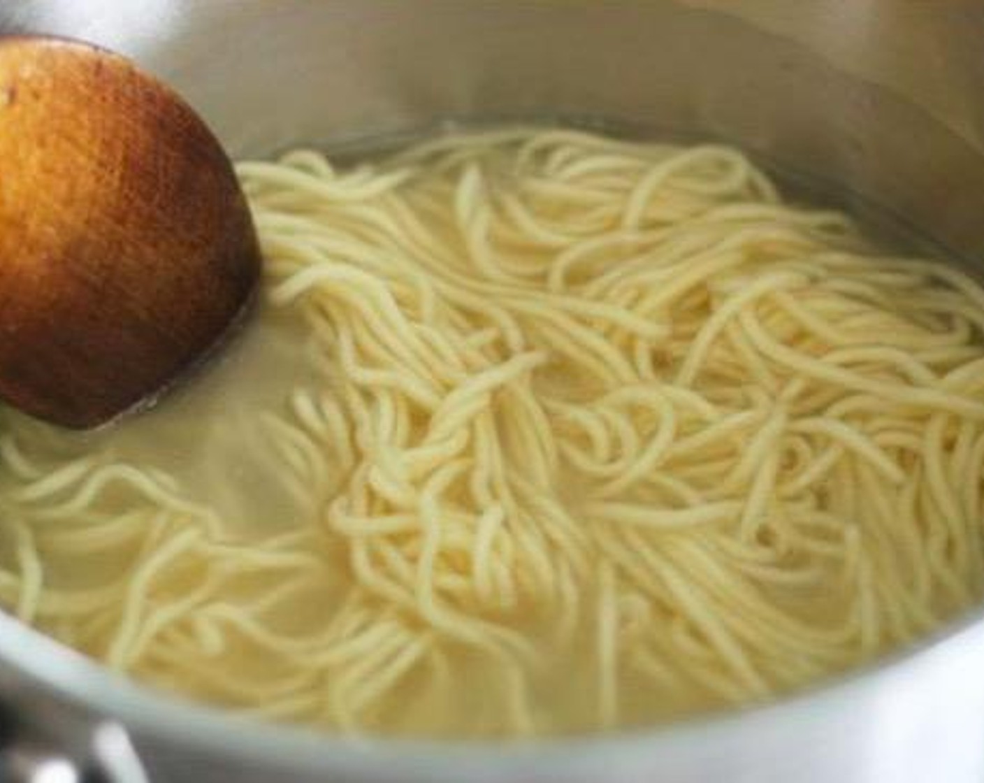 step 6 While the broth is simmering, start boiling water in a large pan for the Chinese Noodles (10.5 oz). After bringing it to boil, add the noodles and cook 4 to 5 minutes, or until the noodle color turns golden brown.