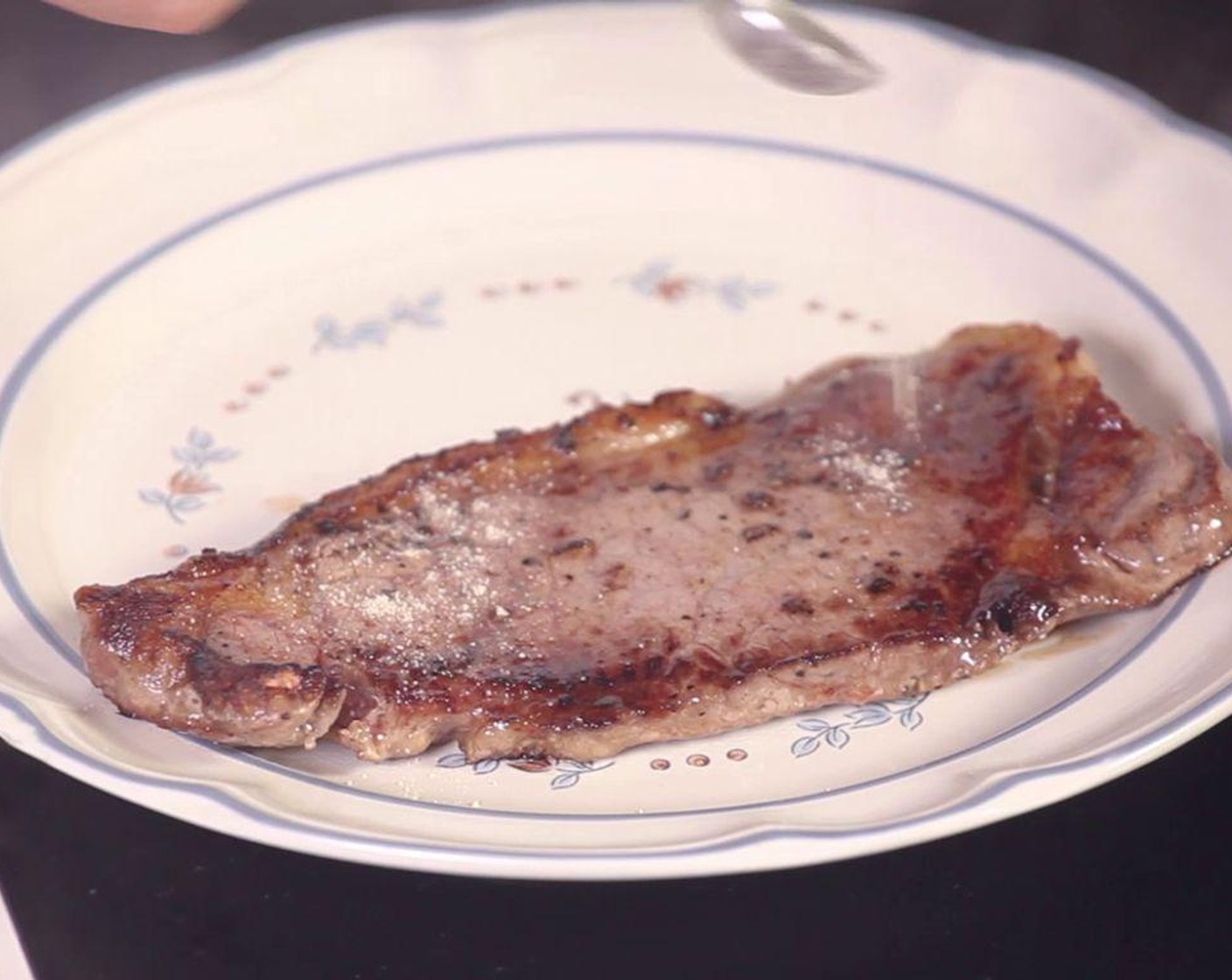 step 3 Place the steak on a plate. Sprinkle Roasted Rice Powder (3 1/2 Tbsp) on the steak.