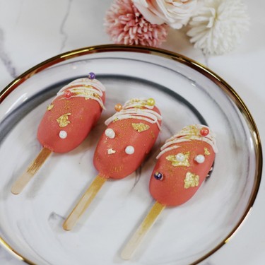 Strawberry Rose Cake Lollies Recipe | SideChef