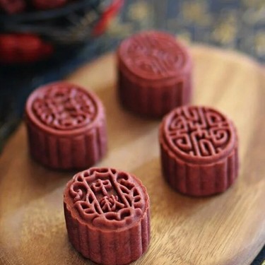 Baked Red Yeast Mooncakes Recipe | SideChef