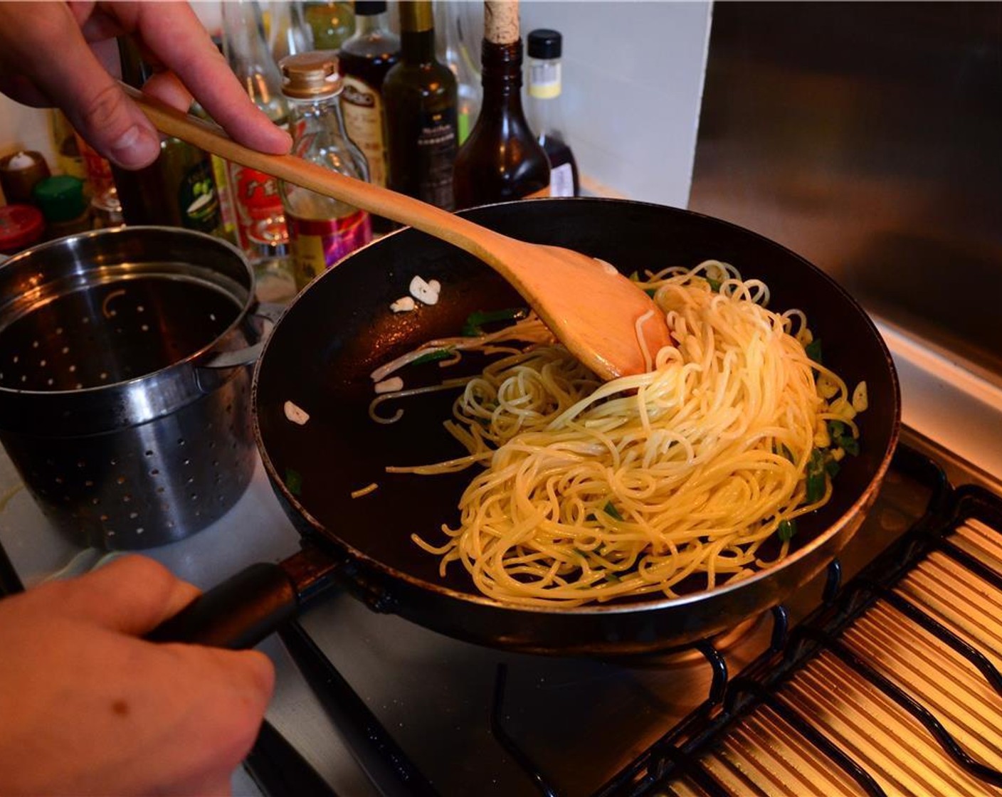 step 5 Add the cooked spaghetti and mix well.