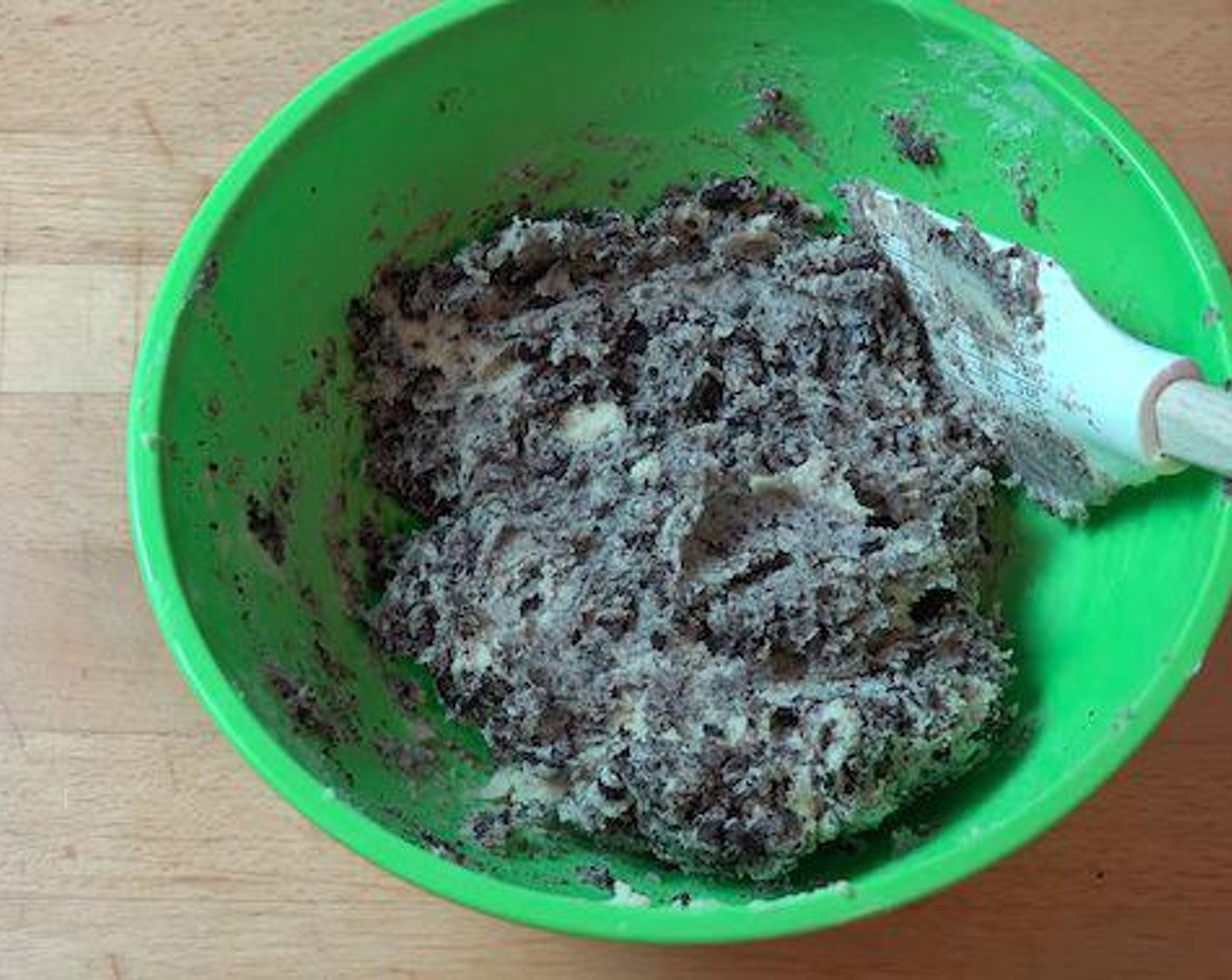 step 4 Add the crushed Oreo cookies. Using a spoon or spatula fold the cookies into the mixture. Cover the mixture with plastic wrap and place in fridge to firm up for half an hour.