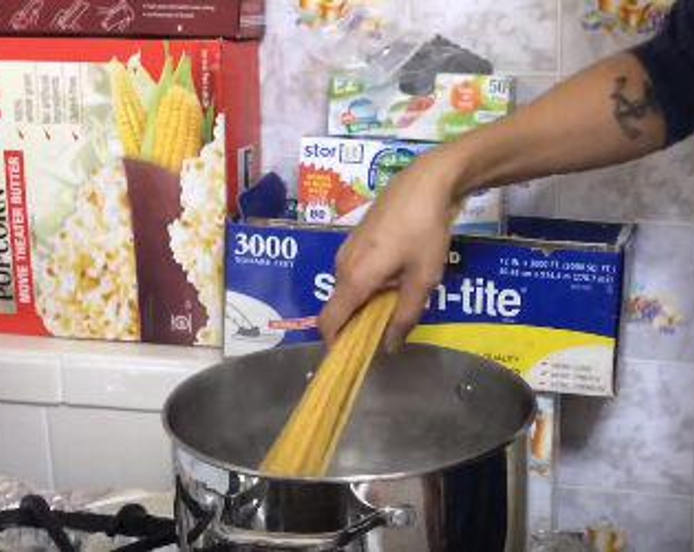 step 1 Filled a big pot with water and bring up to boil. Sprinkle a generous amount of Salt (to taste). Add Fettuccine (8 oz) and cook according to packaged directions. Drain the pasta once it's cooked.