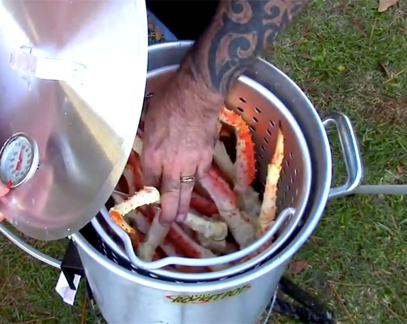 step 9 Stab one of the crab legs with a thermometer. Bring the cold pot to a boil to steam the crabs and stop steaming when it reaches 145 degrees F (60 degrees C).