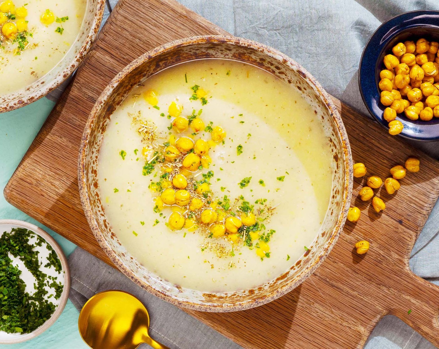 Kartoffel-Lauch-Suppe mit gerösteten Kichererbsen