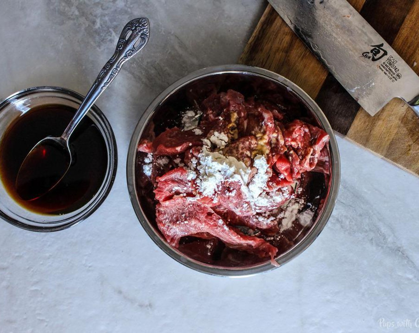 step 5 Marinate the beef with 2-3 teaspoons of the soy sauce mixture for 5-10 minutes.