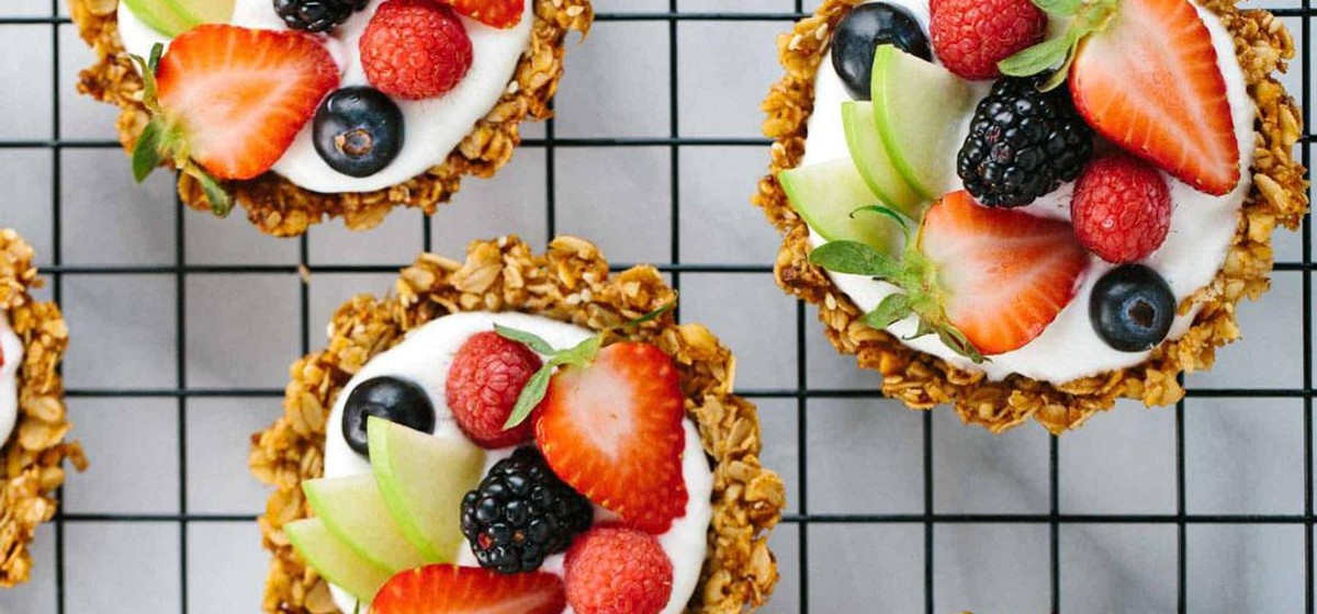 Breakfast Granola Fruit Tart with Yogurt Recipe | SideChef