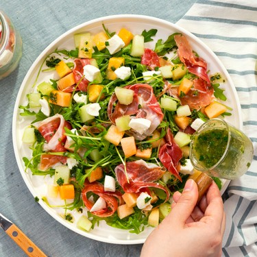 Frischer Melonen-Salat mit Prosciutto und Minze-Basilikum Vinaigrette Recipe | SideChef