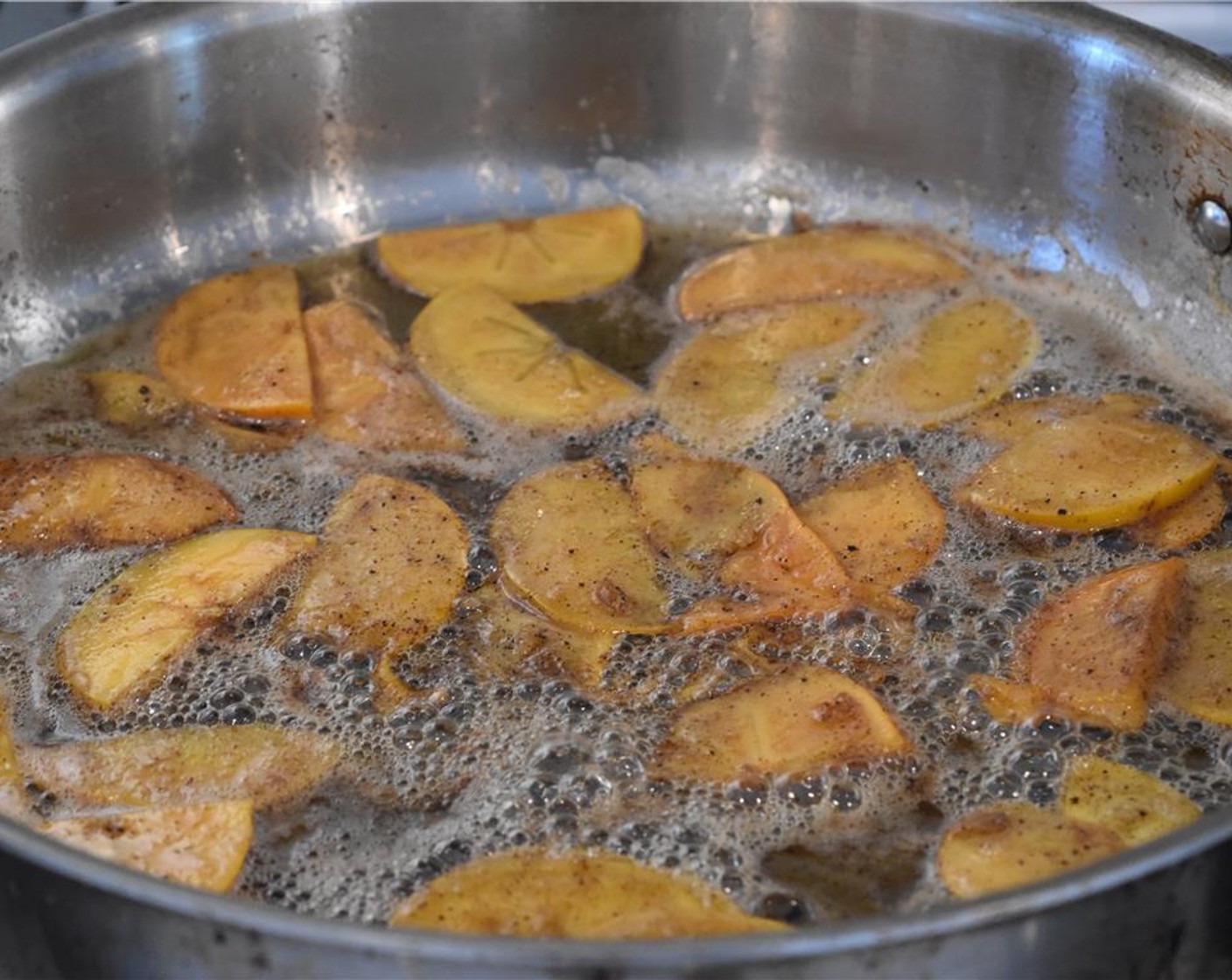 step 8 Add the sliced persimmons to the butter and stir. Saute for 3 minutes, then turn off the heat.