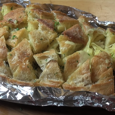 Cheesy Garlic Pull Apart Bread Recipe | SideChef