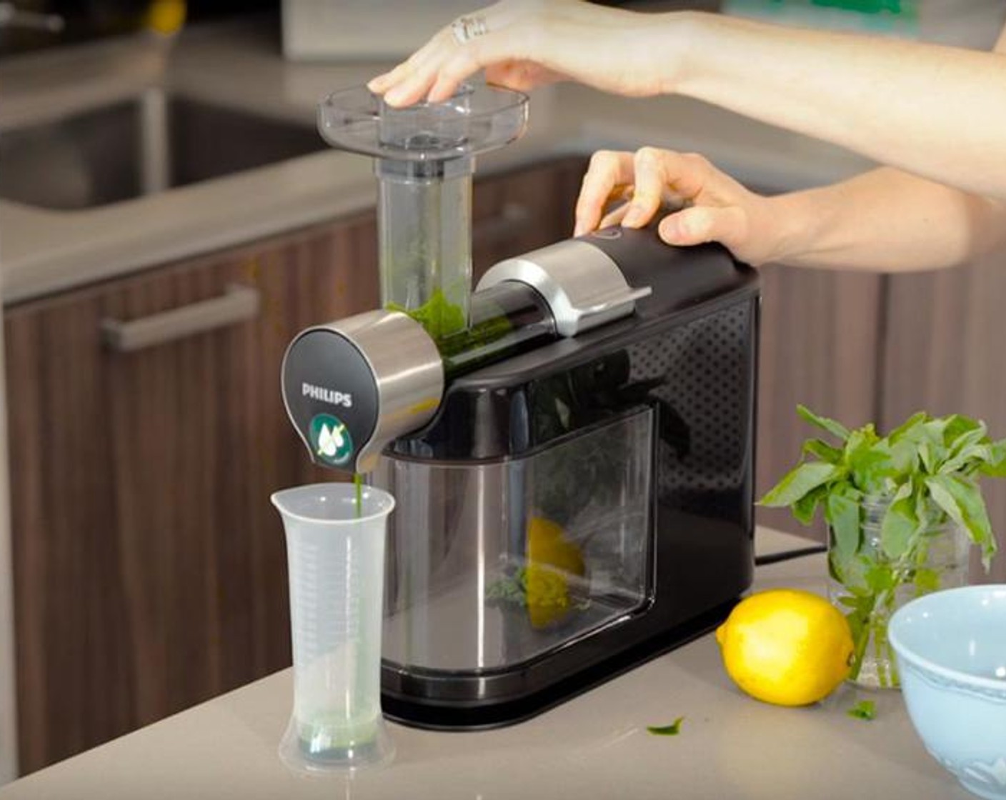 step 1 Juice Fresh Spinach (2 cups). Combine whisked Eggland's Best Classic Egg (1) and spinach juice. Top off with Water (to taste) until you have 120 milliliters of liquid.