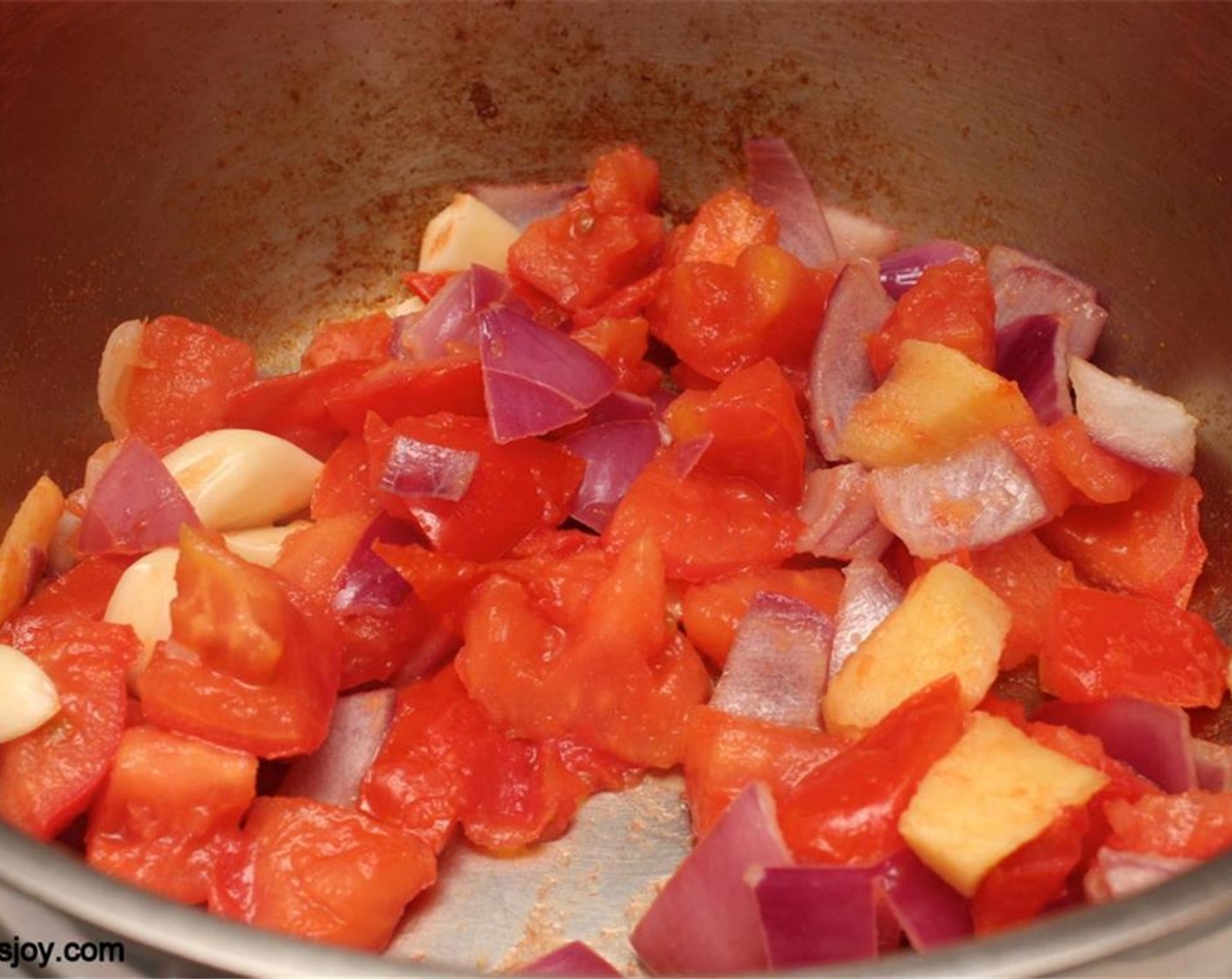 step 5 Heat a third of the Oil (1 1/2 Tbsp), the Onion (1/2 cup), the Tomatoes (1 1/4 cups), the Garlic (5 cloves) and the Fresh Ginger (2 Tbsp) clove (5) for 5 minutes.