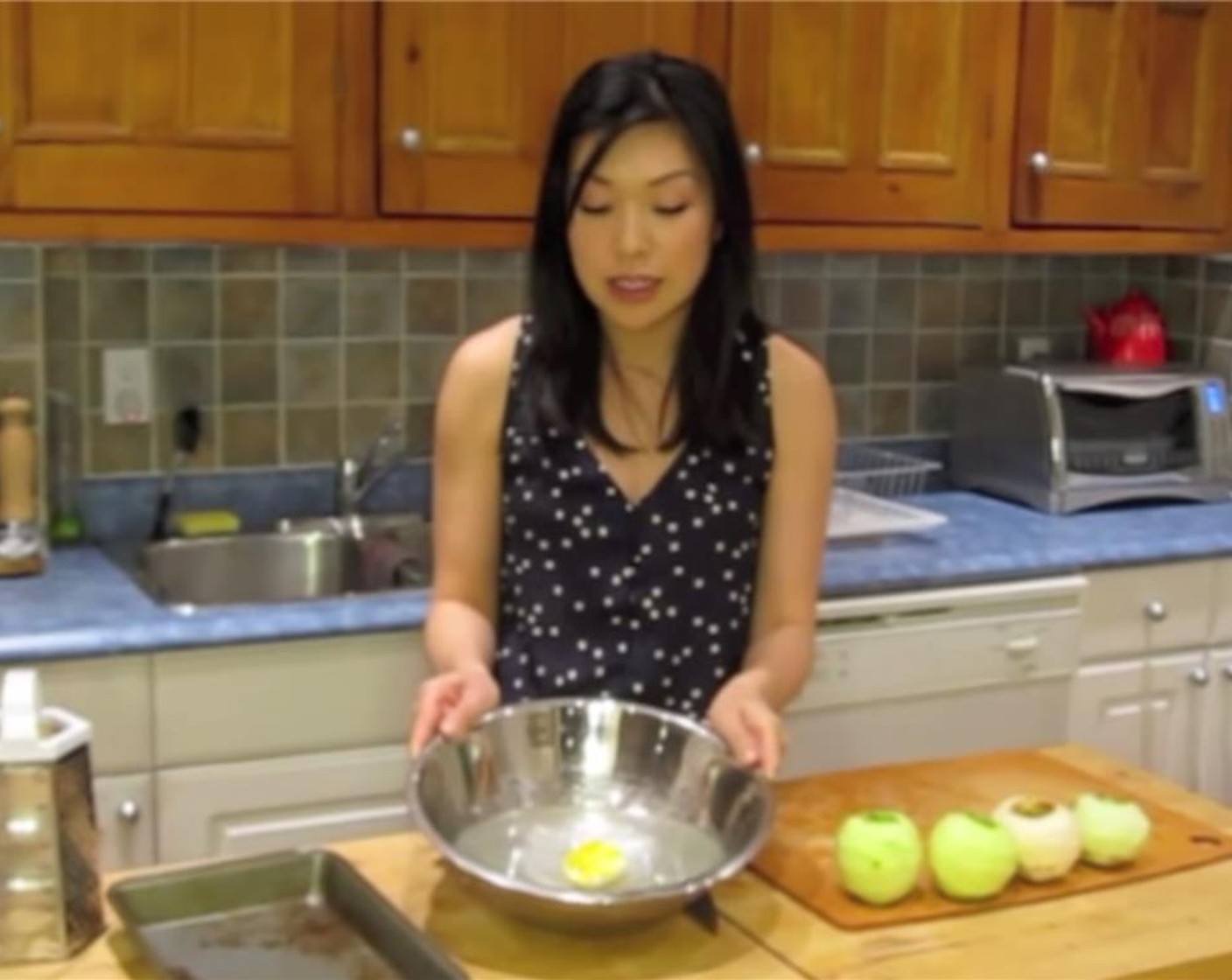 step 2 Prepare a large bowl of water. Squeeze a Lemon (1/2) in the water, adding the lemon in the water as well.